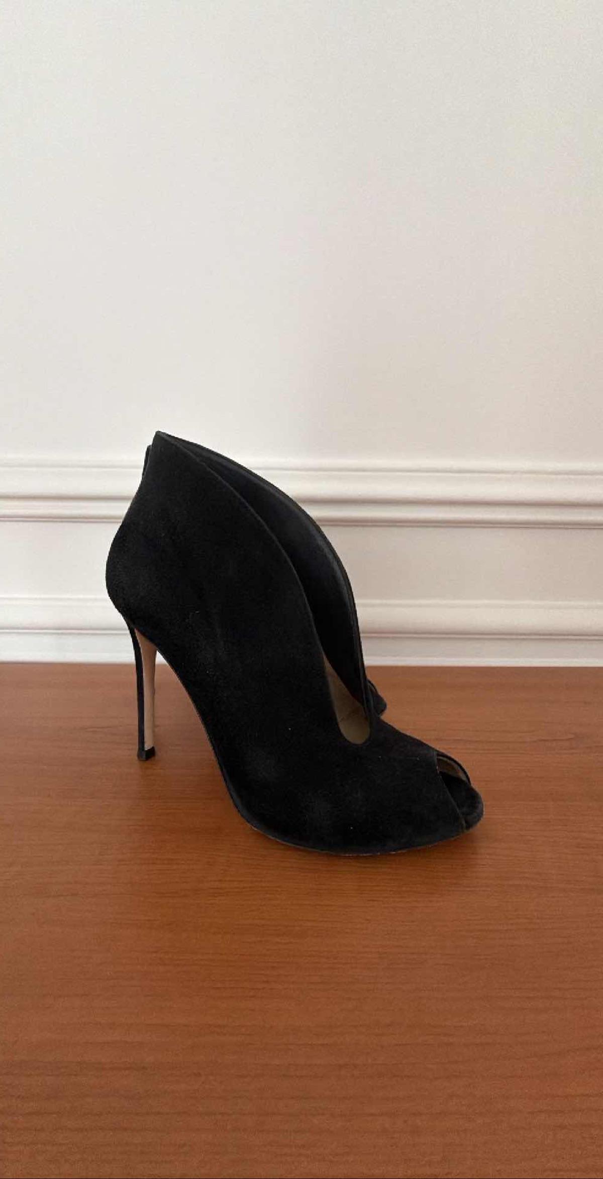Paire de bottines peep-toe Gianvito Rossi à talons hauts en daim noir, Pointure 37
